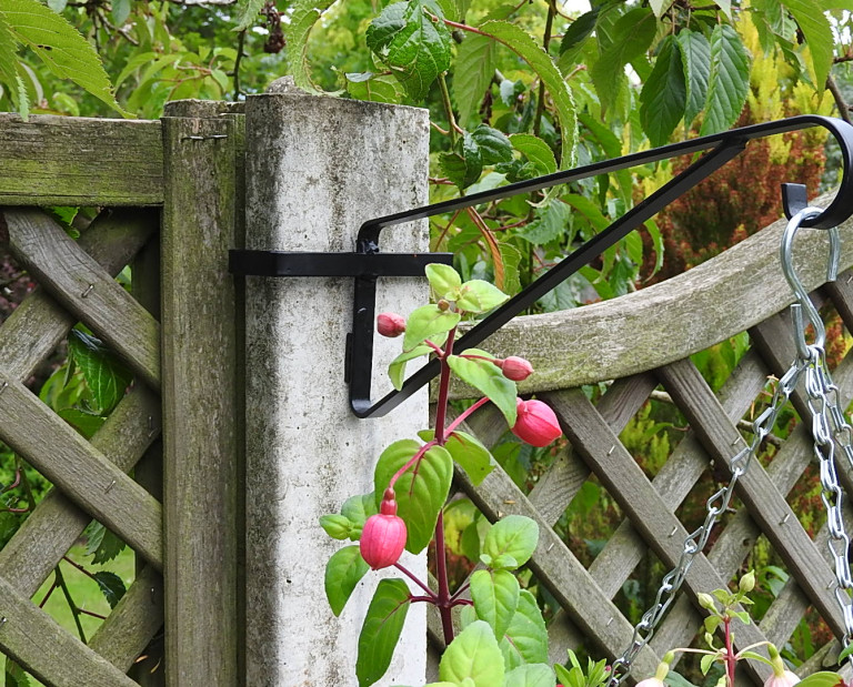 UNIVERSAL HANGING BRACKET TO FIT OVER CONCRETE FENCE POSTS 4